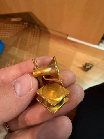 Miniatuur platenspeler beschikbaar voor biedingen