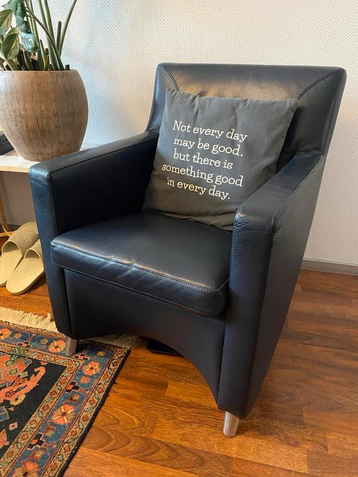 Donkerblauwe Leolux Dolcinea Fauteuil, Huis en Inrichting, Fauteuils, Gebruikt, Leer, 50 tot 75 cm, Minder dan 75 cm, Ophalen