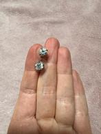 Oorbellen met heldere steen, Ophalen of Verzenden, Zo goed als nieuw, Overige materialen, Knopjes of Stekers