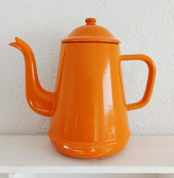 vintage oranje emaillen koffiepot beschikbaar voor biedingen