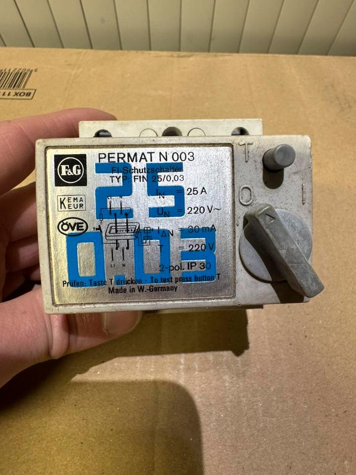 F&G Permat N003 Aardlekschakelaar 25A 30mA, Hobby en Vrije tijd, Elektronica-componenten, Gebruikt, Ophalen of Verzenden