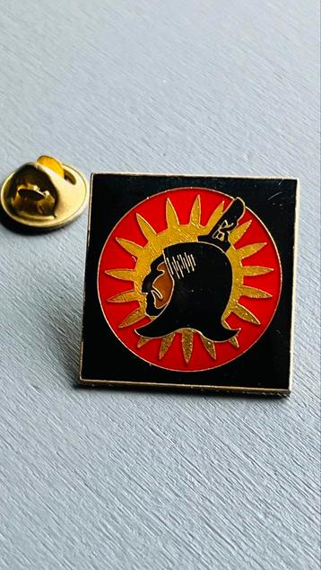 Mohawk Warrior pin beschikbaar voor biedingen