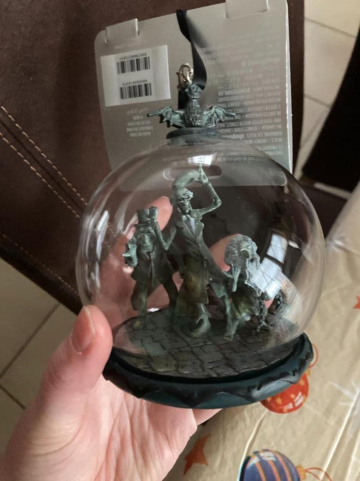 Nieuwe Disney Kerstbal - The Haunted Mansion ( Ghosts ), Verzamelen, Disney, Nieuw, Beeldje of Figuurtje, Overige figuren, Ophalen of Verzenden