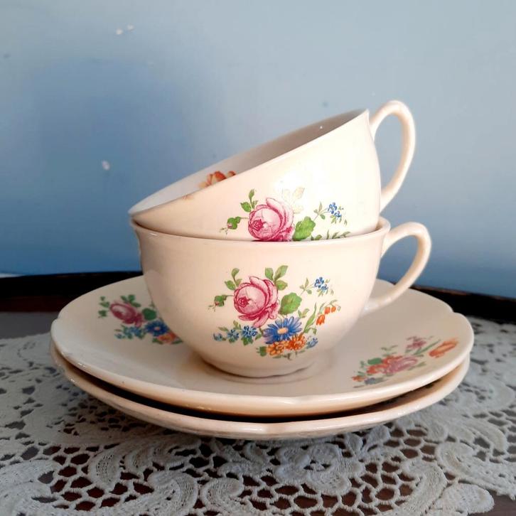 Gouds Plateel / PlaZuid, 2 antieke theekop en schotels, Antiek en Kunst, Antiek | Servies los, Ophalen of Verzenden