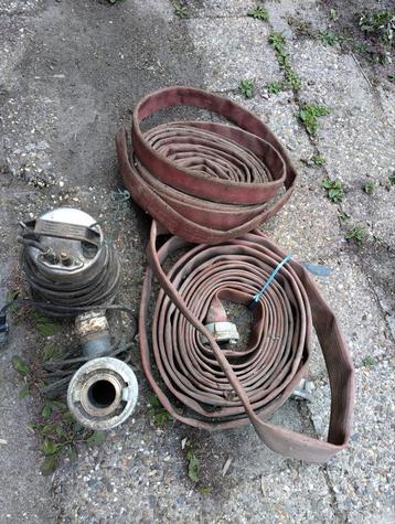 3 brandweer slangen met koppelingen, incl. bijbehorende pomp beschikbaar voor biedingen