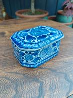 Met mooie bloemen gedecoreerd wit/blauw deksel doosje, Ophalen of Verzenden