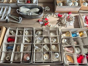 Vintage kerstballen, klokjes en dennenappels beschikbaar voor biedingen