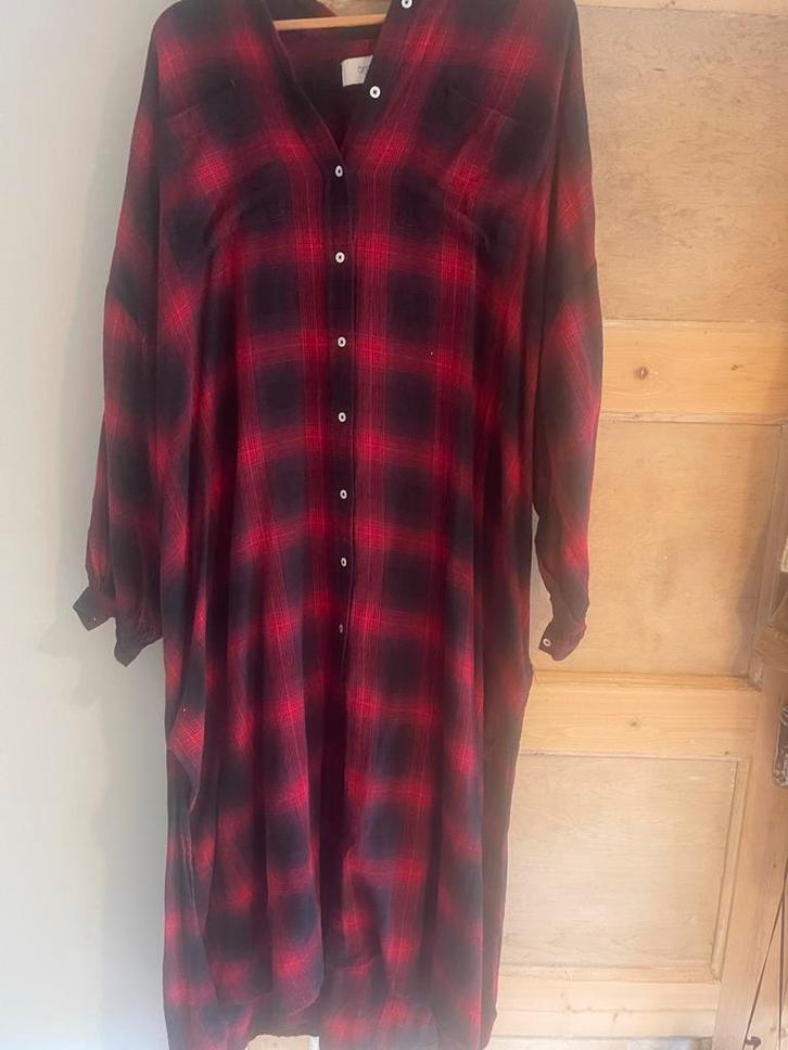 Oversized overhemd jurk rood/zwart, Kleding | Dames, Jurken, Zo goed als nieuw, Maat 42/44 (L), Rood, Onder de knie, Ophalen of Verzenden