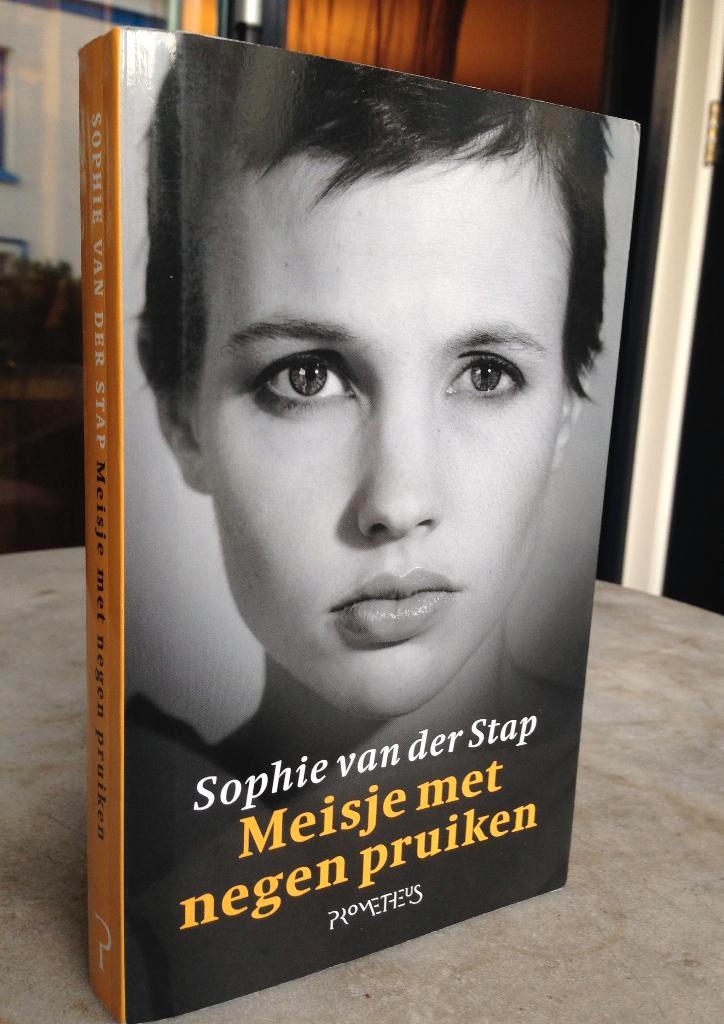 Stap, Sophie van der - Meisje met negen pruiken (2009), Boeken, Literatuur, Nieuw, Ophalen of Verzenden