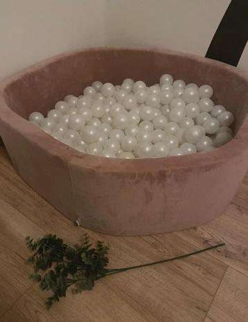 Velvet roze ballenbak beschikbaar voor biedingen