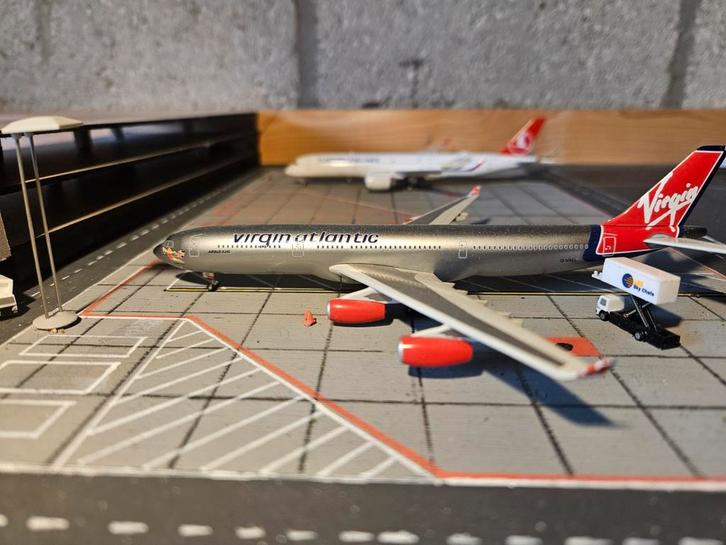 virgin atlantic airbus A340-300, Verzamelen, Luchtvaart en Vliegtuigspotten, Nieuw, Schaalmodel, Ophalen of Verzenden