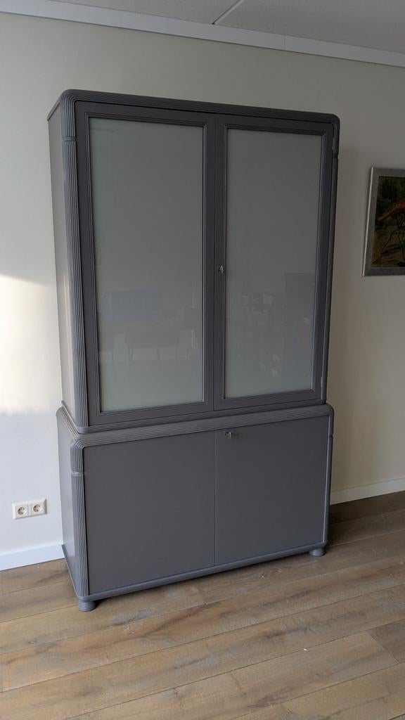 MOET WEG: Vitrinekast / Dressoir - Grijze folie op ramen, Ophalen, Overige materialen, 100 tot 150 cm, Modern