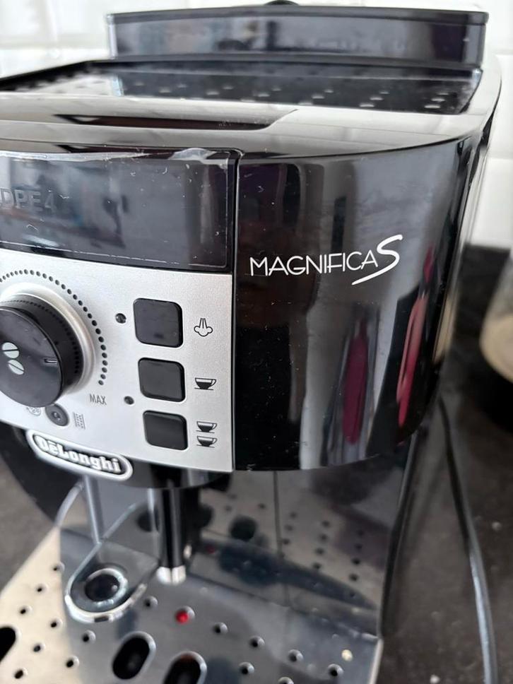 DeLonghi Magnifica S Koffiemachine, Witgoed en Apparatuur, Koffiezetapparaten, Gebruikt, Koffiebonen, Espresso apparaat, Afneembaar waterreservoir