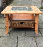 Massief houten salontafel met rieten mand, Ophalen