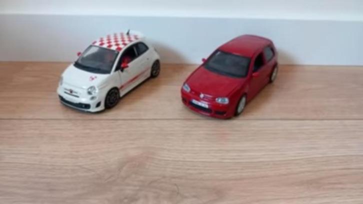 2 Modelauto- Fiat 500 Abarth en Volkswagen Golf, schaal 1:24, Hobby en Vrije tijd, Modelauto's | 1:24, Zo goed als nieuw, Auto