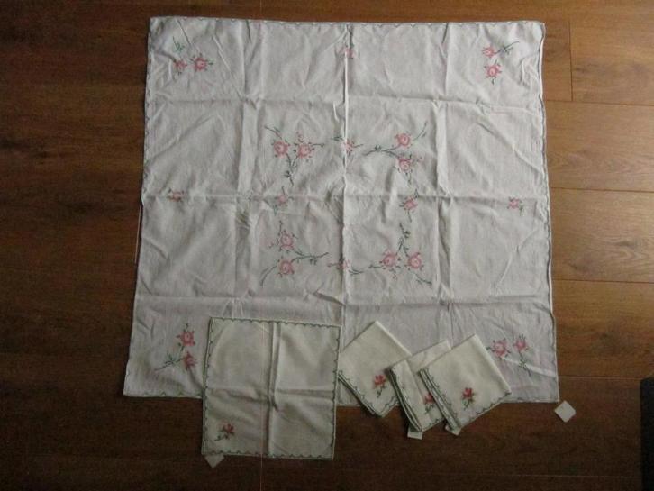 Vintage geborduurd tafelkleed 80 x 80 cm met 4 servetten, Huis en Inrichting, Tafelkleden, Gebruikt, Vierkant, Binnen, Ophalen of Verzenden