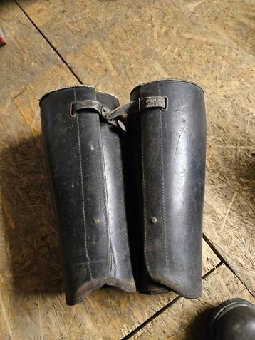 Oude knie berschermers in goede staat. beschikbaar voor biedingen