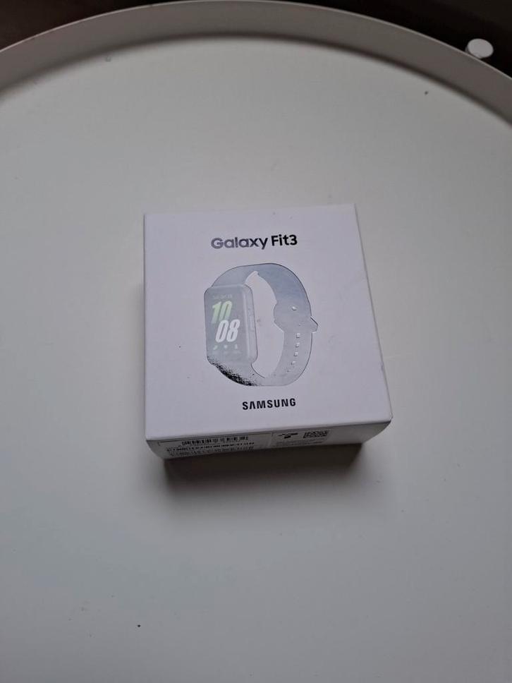 Samsung Galaxy Fit3 - Nieuw en gesealed zwart., Sieraden, Tassen en Uiterlijk, Smartwatches, Nieuw, Android, Zwart, Waterdicht