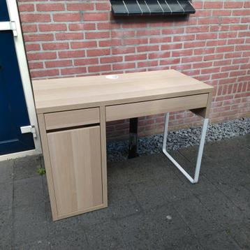 Bureau Micke met 2 lades en kastje beschikbaar voor biedingen