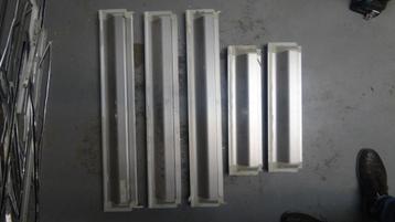 Ventilatieroosters: 530 (2x), 815 (2x) en 830 (1x) mm lang beschikbaar voor biedingen