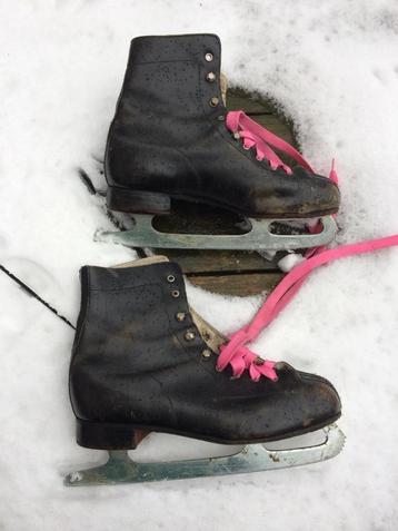 Zwarte eighties kunstschaatsen schaatsen roze veters 41 / 42 beschikbaar voor biedingen