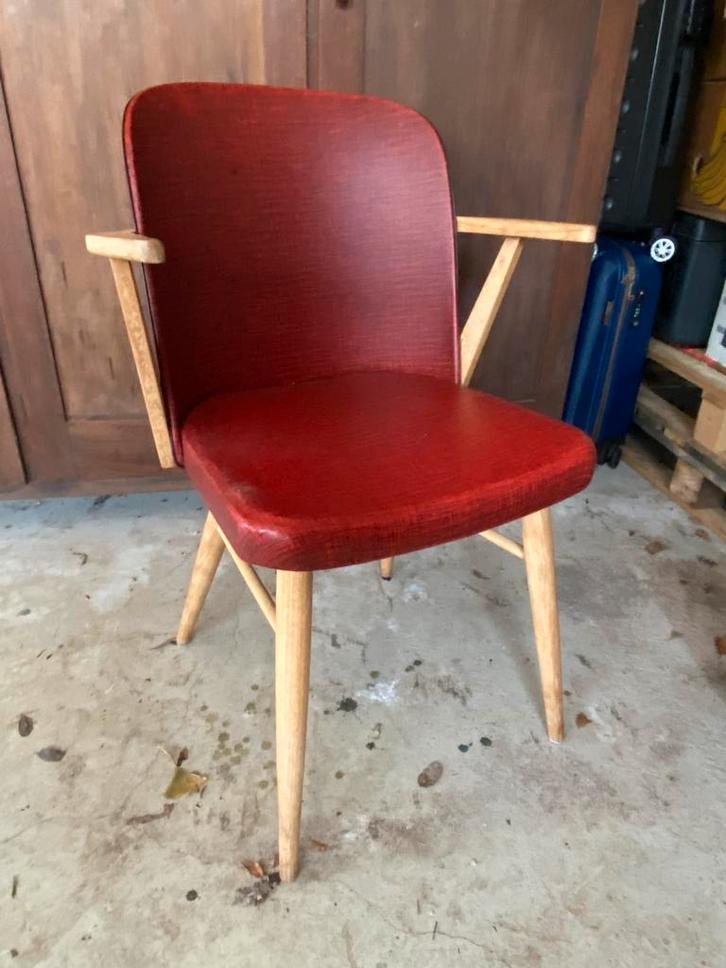 Vintage rood stoeltje met houten armleuningen, Huis en Inrichting, Stoelen, Gebruikt, Eén, Hout, Rood, Ophalen