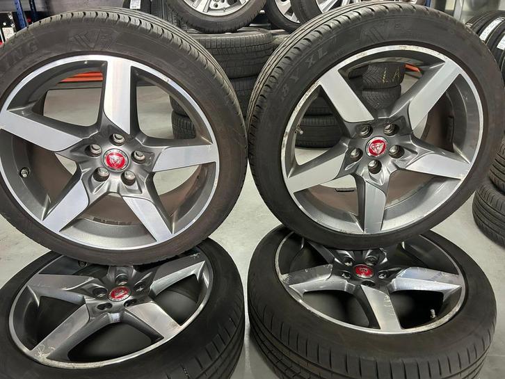 Originele breedset Jaguar XE 18 inch zomerset. met sensor, Auto-onderdelen, Banden en Velgen, Banden en Velgen, Zomerbanden, 18 inch
