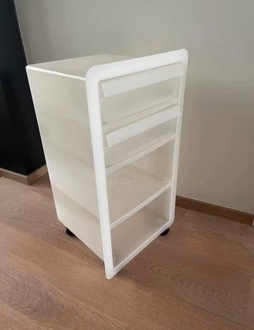 Wit plastic Ikea rolkastje met laden en planken op wieltjes beschikbaar voor biedingen