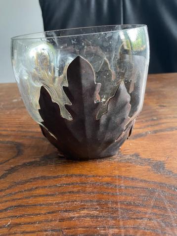 Bijzondere glazen met metalen vaas beschikbaar voor biedingen