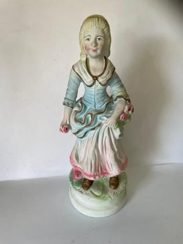Vintage beeldje porselein Barok meisje met bloemen.  beschikbaar voor biedingen