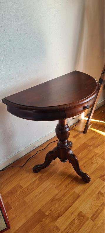 Antieke Houten Bijzettafel beschikbaar voor biedingen
