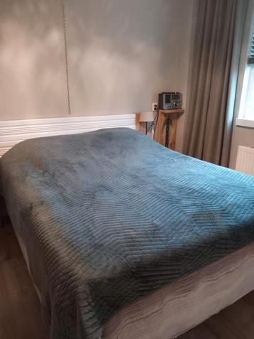 Mooie velvet sprei Of deken  beschikbaar voor biedingen