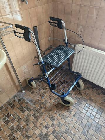 Blauwe rollator  beschikbaar voor biedingen