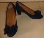 Voltan pumps maat 37 1/2 donkerblauw suède ruches strik, Pumps, Voltan, Zo goed als nieuw, Verzenden