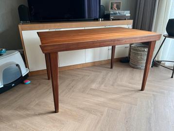 Deense mid-century uitklapbare teak-eettafel beschikbaar voor biedingen