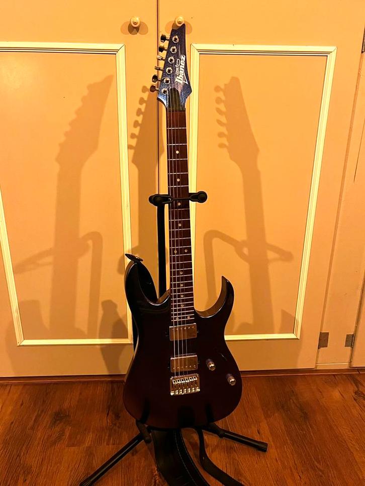 Ibanez gitaar + statief, Muziek en Instrumenten, Snaarinstrumenten | Gitaren | Elektrisch, Zo goed als nieuw, Solid body, Ibanez