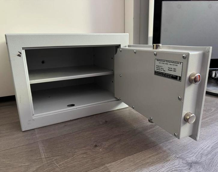 Zeer degelijke PT-1 kluis brandkast met 2 sleutels, Huis en Inrichting, Brandblussers en Brandkasten, Brandkast, Ophalen