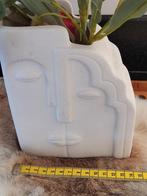 Moderne witte vaas met gezicht, Wit, Aardewerk of Porselein, Ophalen of Verzenden, Zo goed als nieuw