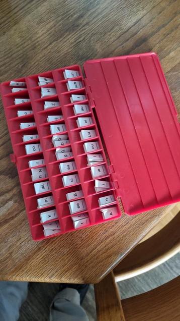 rood doosje LEESPLANKJE beschikbaar voor biedingen