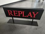 Replay reclame bord, Verzamelen, Merken en Reclamevoorwerpen, Ophalen of Verzenden, Zo goed als nieuw, Reclamebord