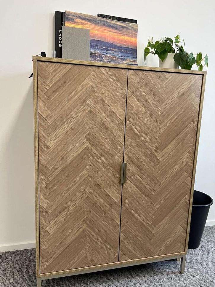Stijlvolle Opbergkast Dressoir met Visgraatmotief (Houtlook), Caravans en Kamperen, Kampeeraccessoires, Zo goed als nieuw, Ophalen