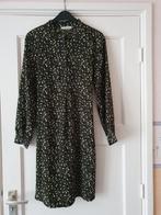 Pigalle Jurk Maat 36 Olijfgroen ZGAN, Kleding | Dames, Jurken, Pigalle, Ophalen of Verzenden, Zo goed als nieuw, Knielengte