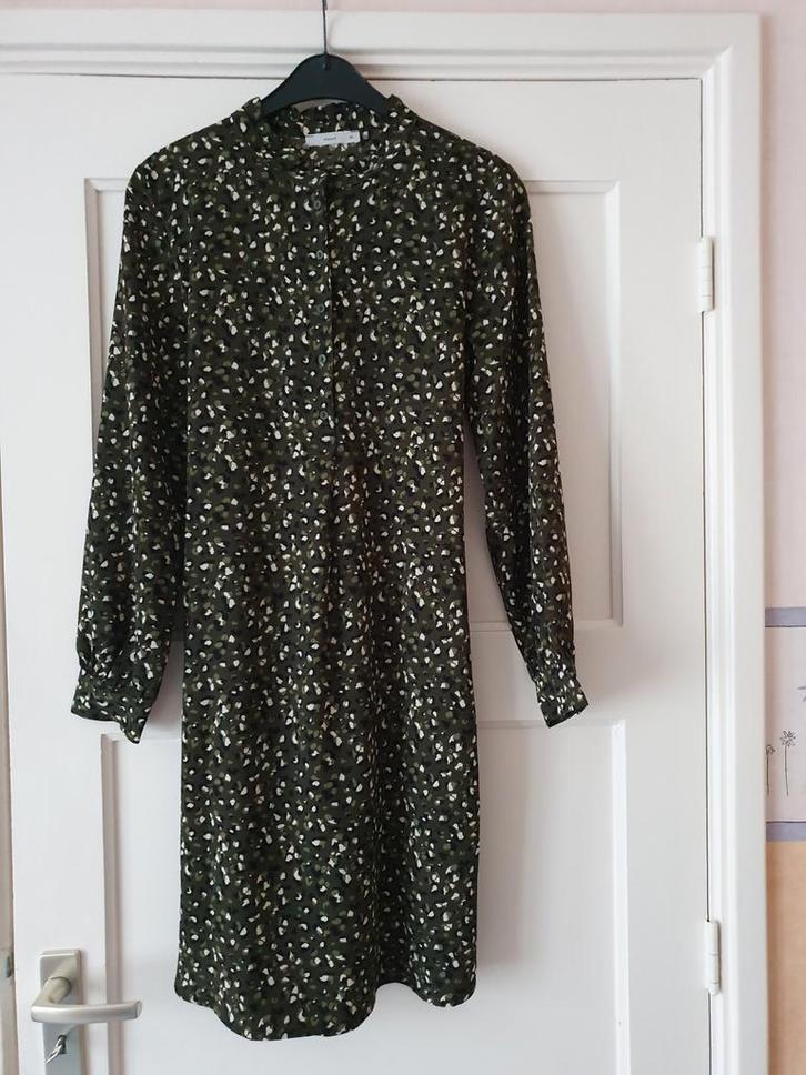 Pigalle Jurk Maat 36 Olijfgroen ZGAN, Kleding | Dames, Jurken, Zo goed als nieuw, Maat 36 (S), Groen, Knielengte, Ophalen of Verzenden