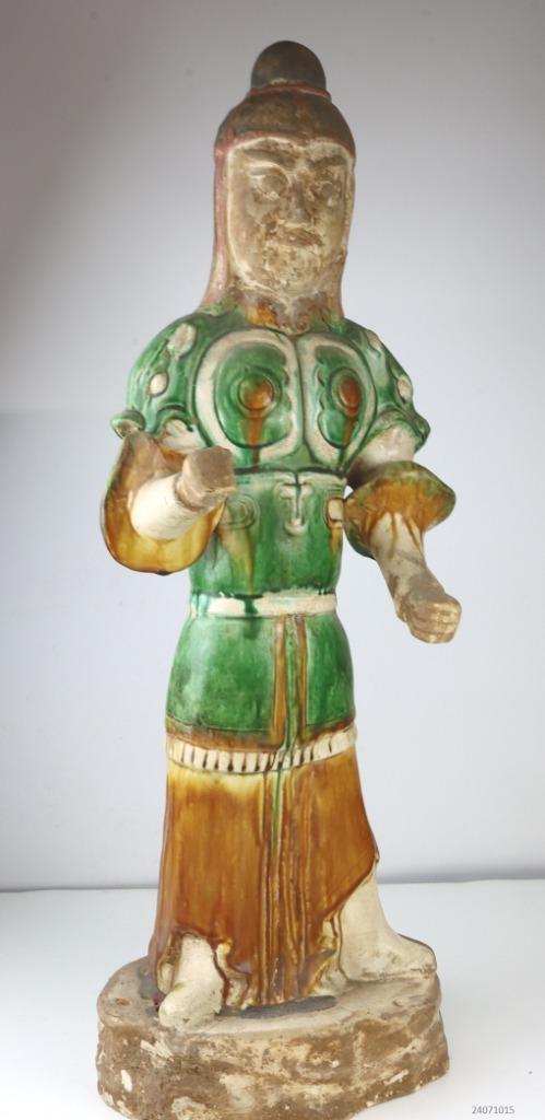 EEN GROTE SANCAI GEGLAZUURDE BESCHERMERFIGUUR - Keramiek - C, Antiek en Kunst, Antiek | Keramiek en Aardewerk, Ophalen of Verzenden