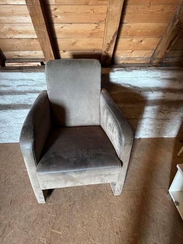 Moderne fauteuil beschikbaar voor biedingen