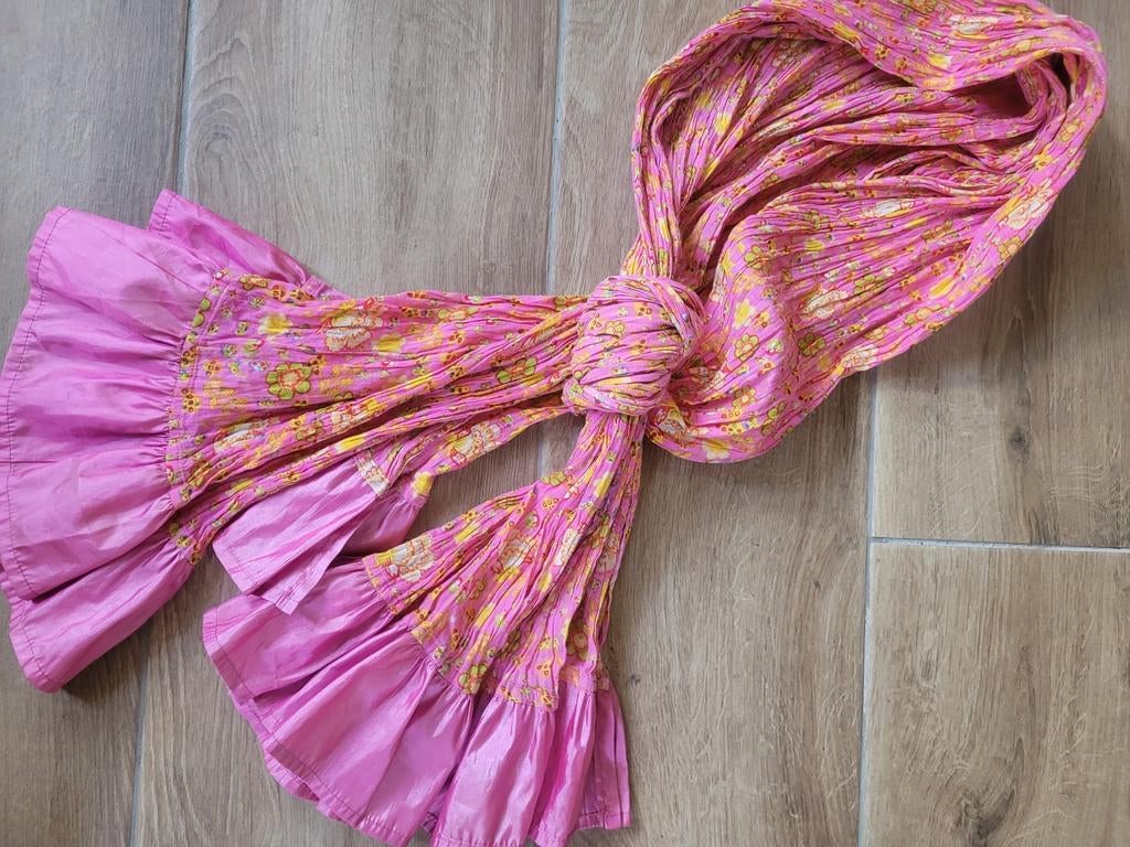 Roze sjaal met bloemenprint en ruches, Maat 38/40 (M), Ophalen of Verzenden, Sjaal, Onbekend