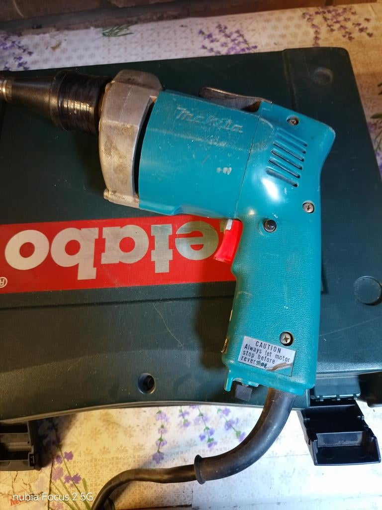 Makita gipsplaatschroefmachine 6802BV, Gebruikt, Variabele snelheid, Ophalen of Verzenden, Boor- en Schroefmachine