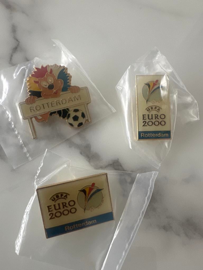 Panini topps UEFA Euro 2000 Pins - Speelstad Rotterdam, Ophalen of Verzenden, Nieuw, Overige sporten, Overige typen