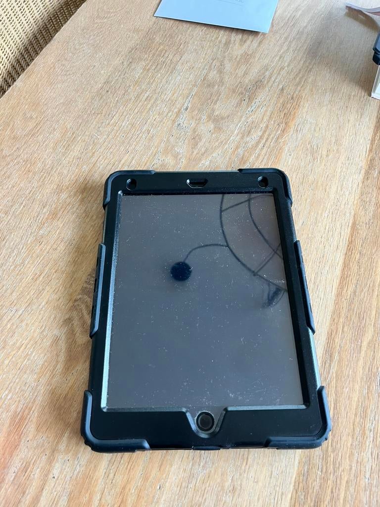 Bumperproof Ipadhoes, voor ipad 6e generatie 2017 -ipad 2018, Ophalen of Verzenden, Zo goed als nieuw, 10 inch, Bescherming voor- en achterkant