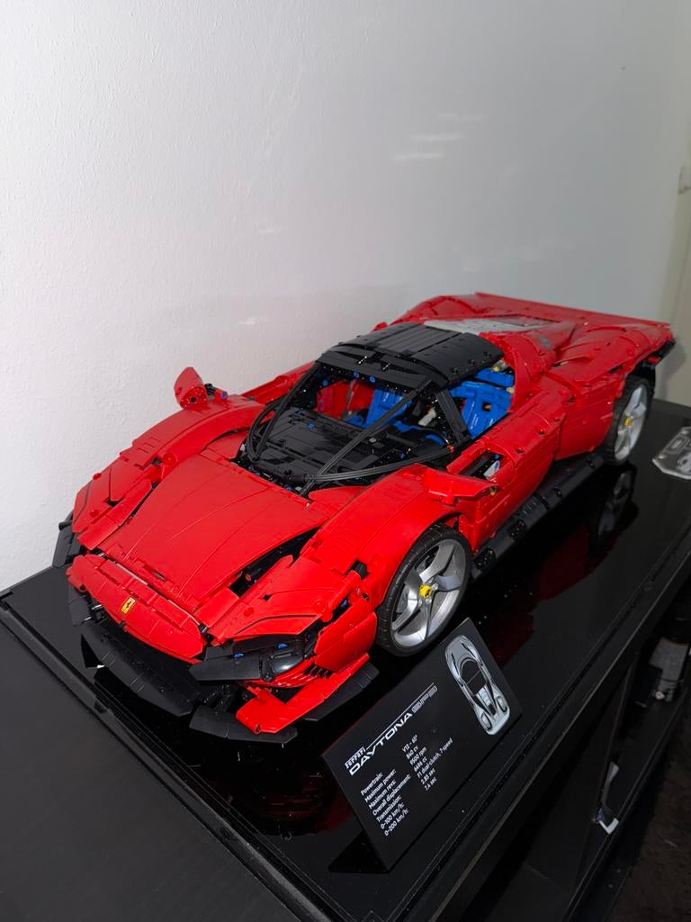 Lego Ferrari Daytona SP3 + display case, Kinderen en Baby's, Speelgoed | Duplo en Lego, Ophalen, Lego, Compleet, Zo goed als nieuw